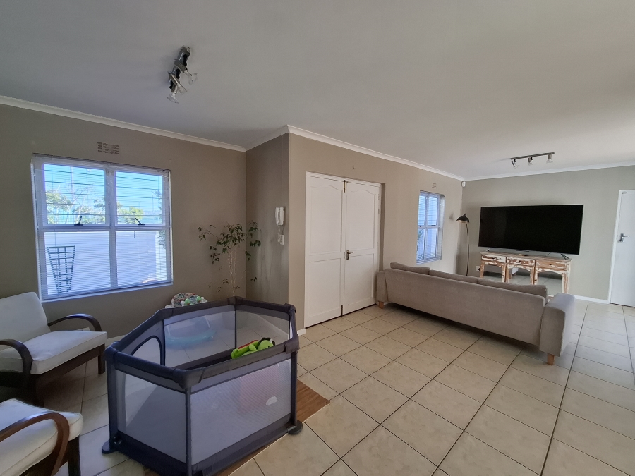 To Let 4 Bedroom Property for Rent in Sunningdale Western Cape